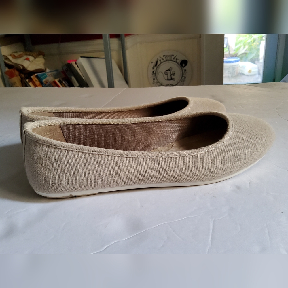 Life Stride Soft System  Cream Women's Flats.